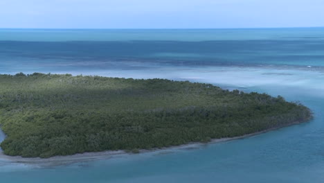 Una-Toma-Aérea-Sobre-Una-Laguna-Del-Caribe-2