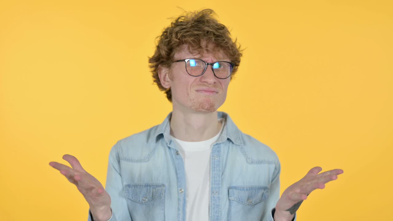 실망한 은 머리 젊은이가 손실을 겪고, 노란색 배경