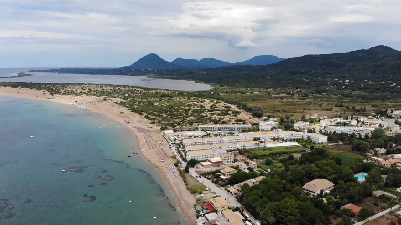 imágenes aéreas en 4k de la costa de corfú