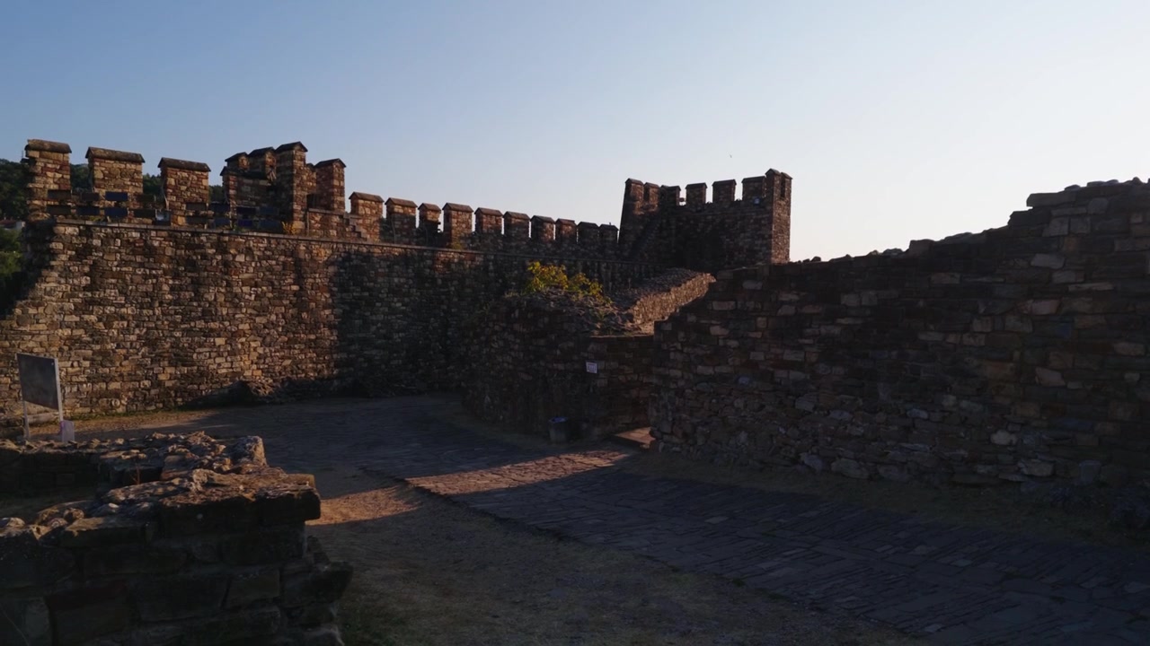 Mura storiche della fortezza e architettura in pietra a Veliko Tarnovo, Bulgaria, filmate durante una soleggiata giornata estiva.