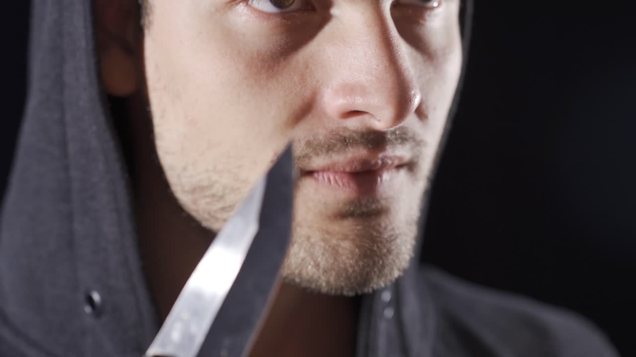 공격적인 정신병자가 칼을 들고 위험한 행동을 합니다.