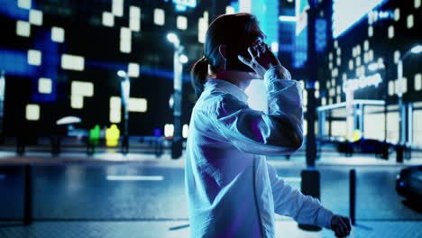 el hombre en el teléfono vaga por las calles.