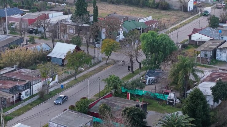 Vista aerea di auto e biciclette su una strada suburbana a San Jose de Feliciano, Argentina. Scena di una città sudamericana.