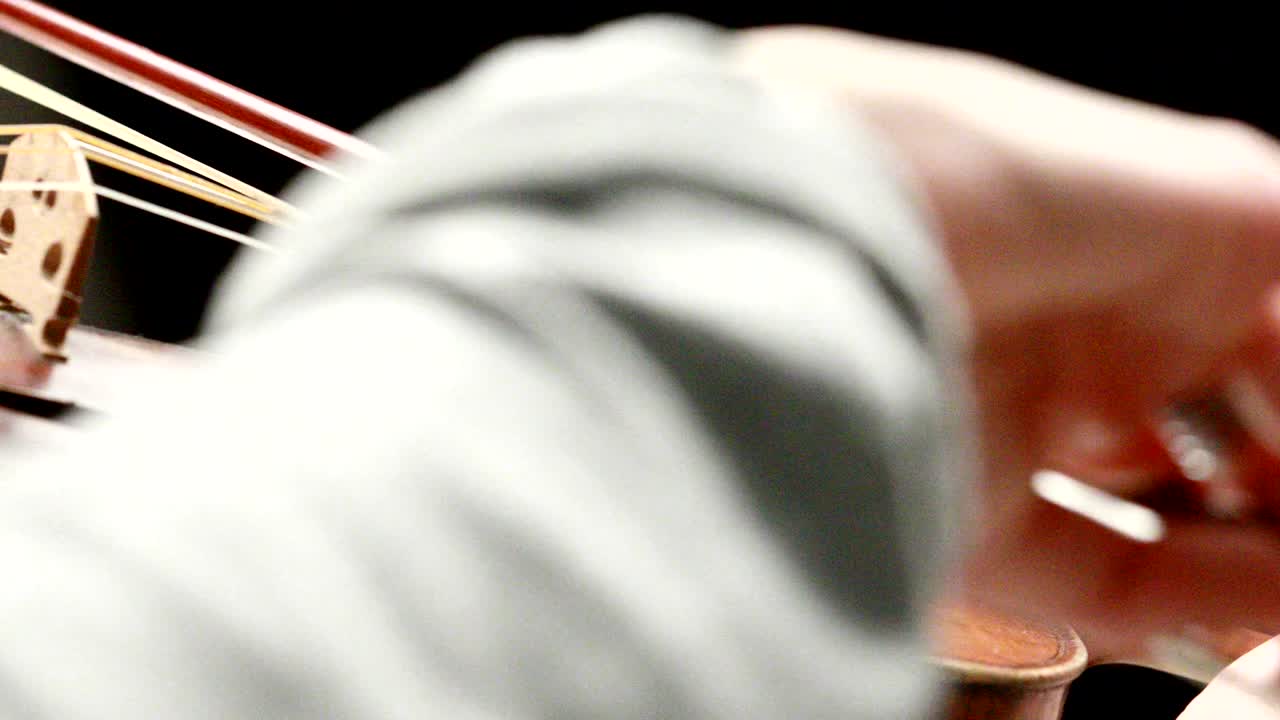 violinist playing - closeup of her hands