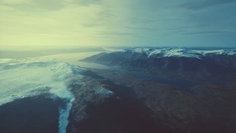 Luftdrohnen-Panoramablick-Auf-Die-Berge-In-Island