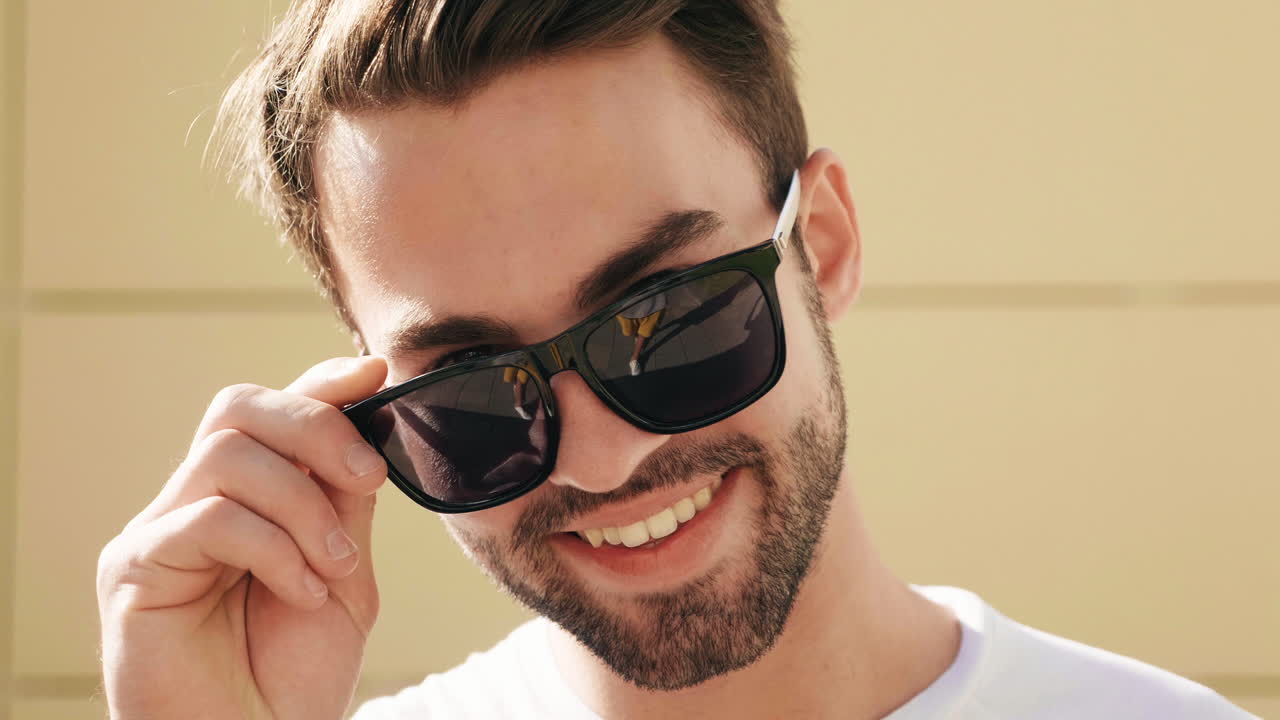 선글라스에서 젊은 남자