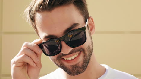joven con gafas de sol