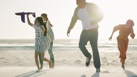 Eltern,-Kinder-Und-Flugzeug-Mit-Laufen-Am-Strand