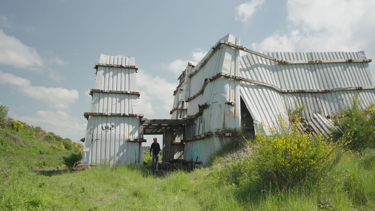 신비한 무서운 장소, 그림자 속에 서 있는 악의적인 인물, 느린 동작
