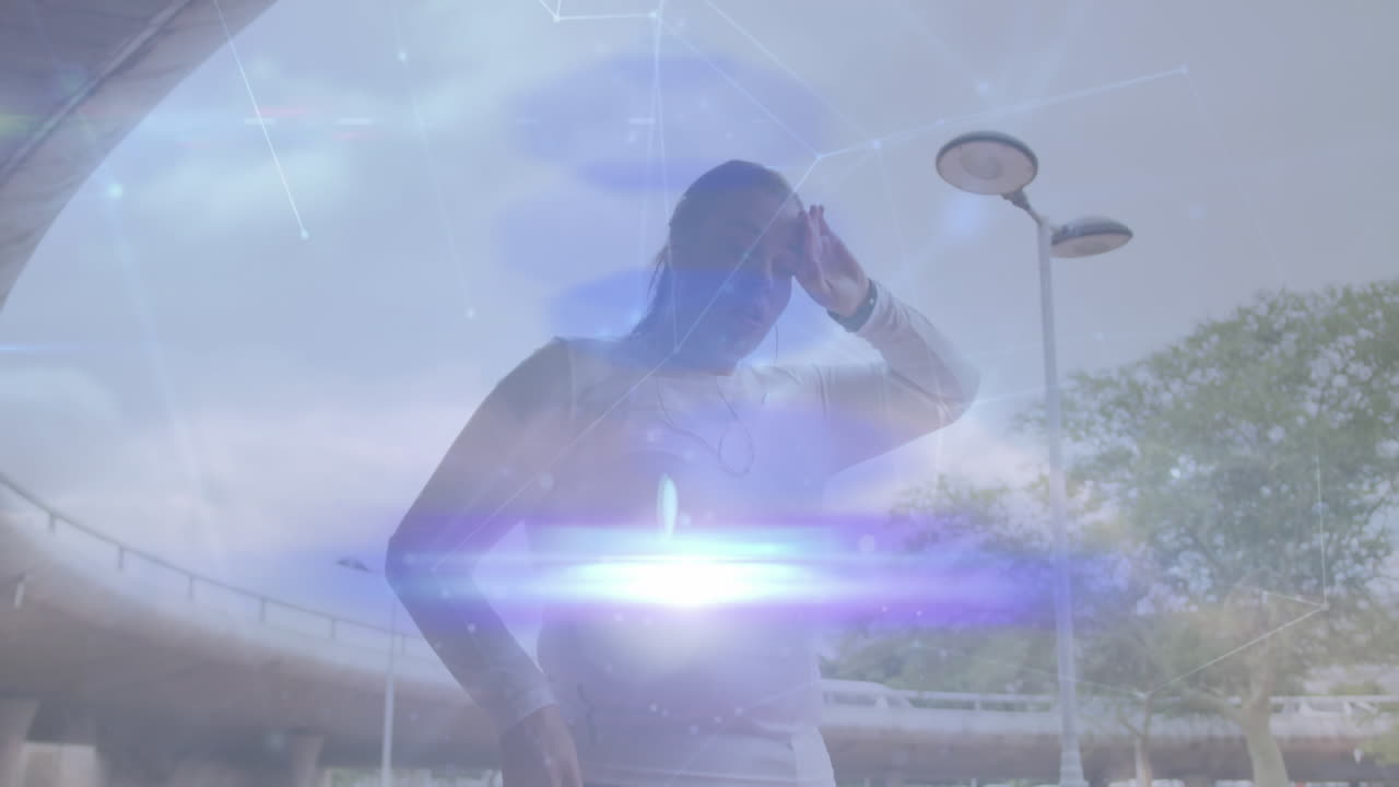 animación del cielo con nubes, rastros de luz y red de conexiones sobre la mujer caucásica.