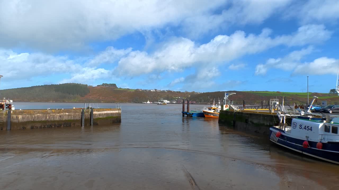 Porto peschereccio di Passage East con la bassa marea e le acque che si ritirano, estuario di Waterford, Irlanda.