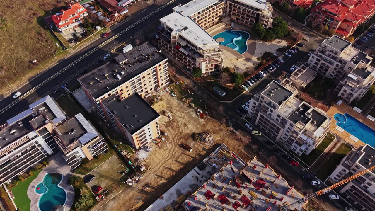 Staveniště v Nesebaru, Bulharsko, s budovami a stroji