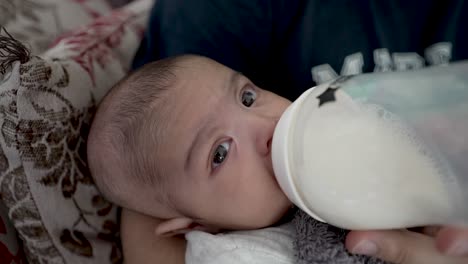 Draufsicht-Des-Vaters,-Der-Milchflasche-Hält,-Die-Seinen-2-Monate-Alten-Jungen-Füttert