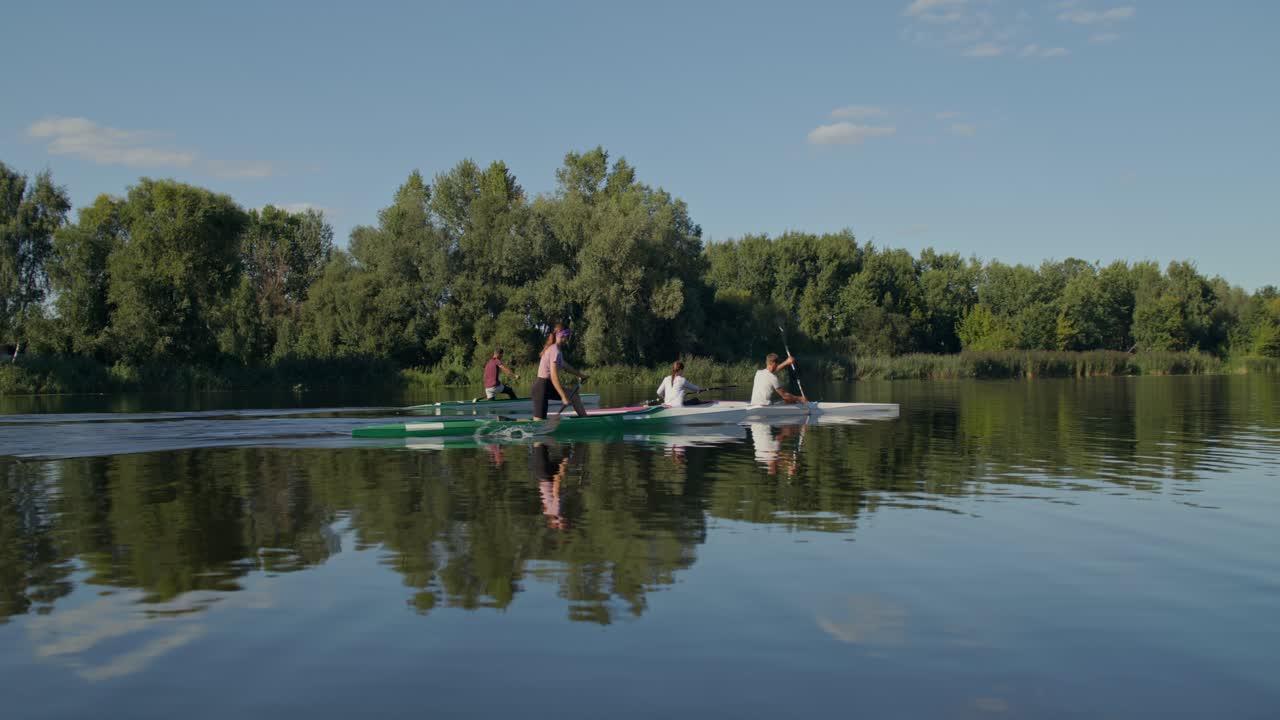 Folk, der er ude at sejle i kajak på en sø