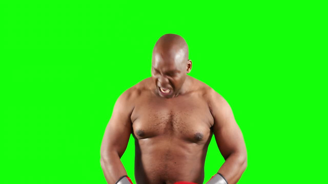 boxeador agresivo posando para la cámara