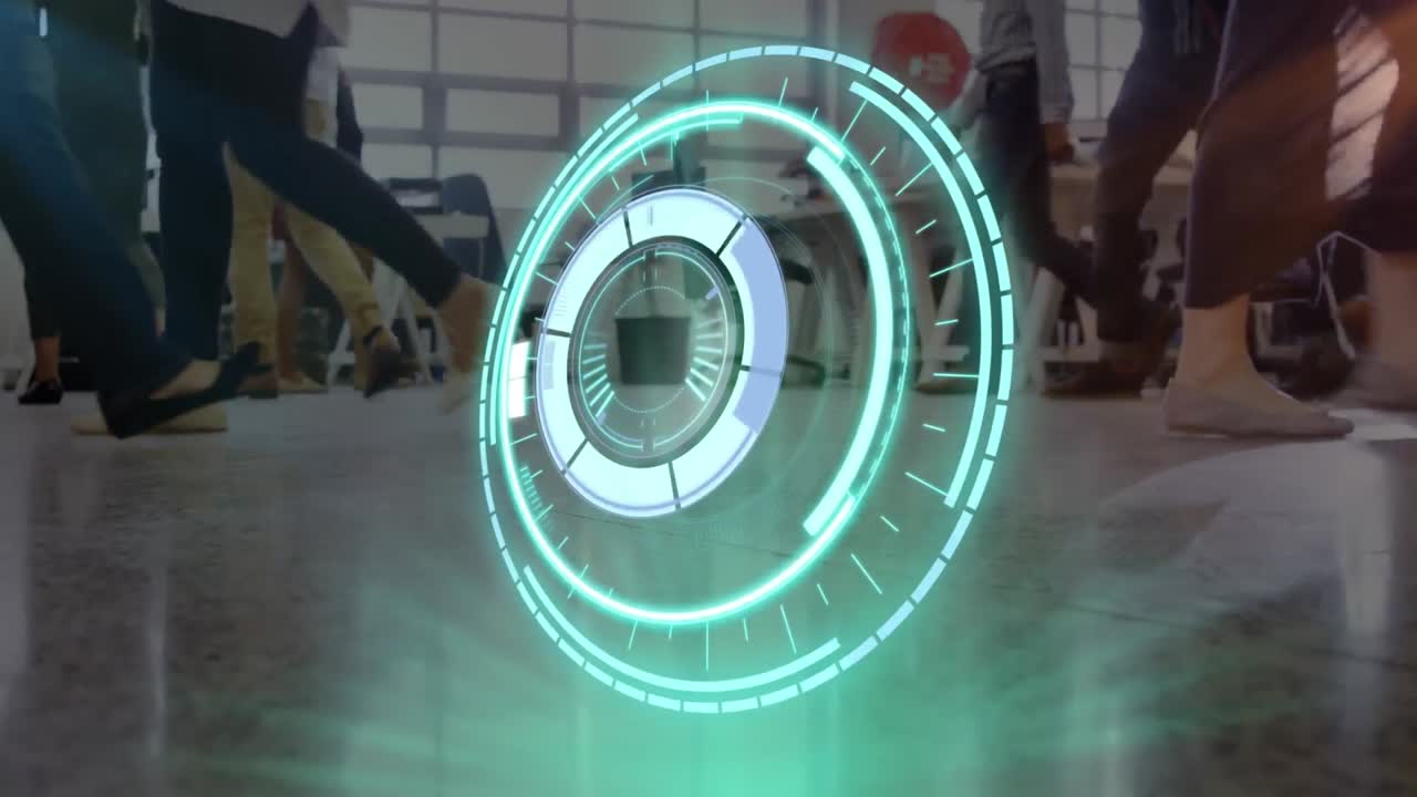 escáner redondo de neón contra la sección baja de las personas que caminan en la oficina