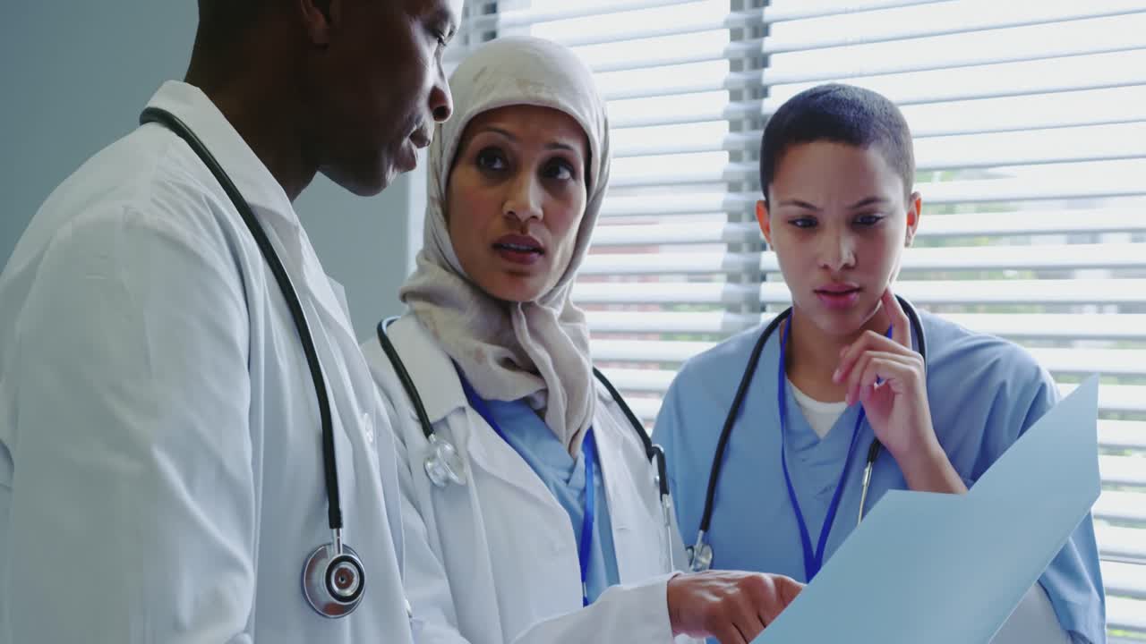 병원에서 의료 보고서를 논의하는 다민족 의사들의 클로즈업