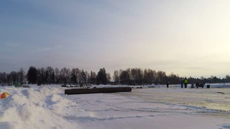 Brückenbaustelle-Auf-Dem-Gefrorenen-Flusseis-Im-Winter