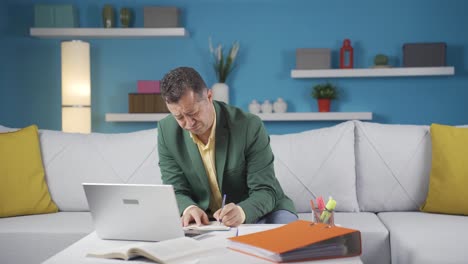 El-Trabajador-De-Oficina-En-Casa-Está-Cansado-Y-Somnoliento.