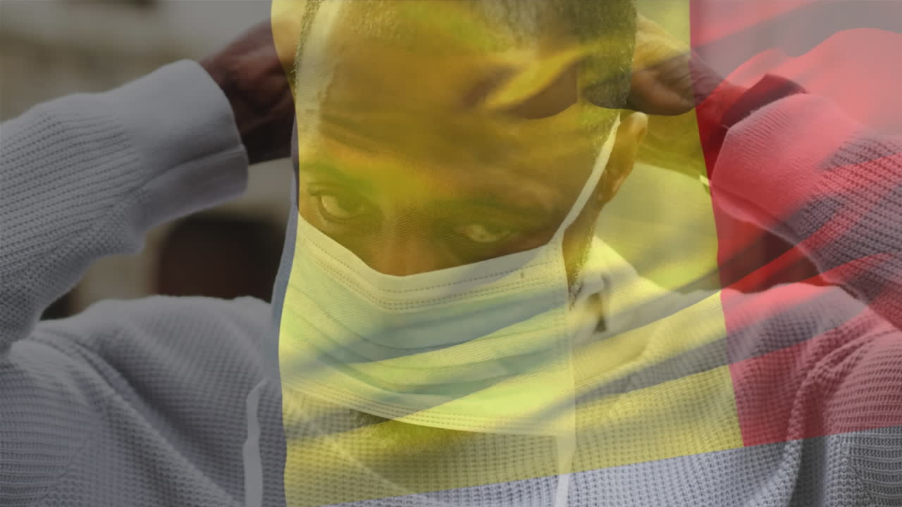 코로나 19 대유행 기간 동안 얼굴 마스크를 착용한 남자가 이탈리아 국기를 흔들고 있는 애니메이션