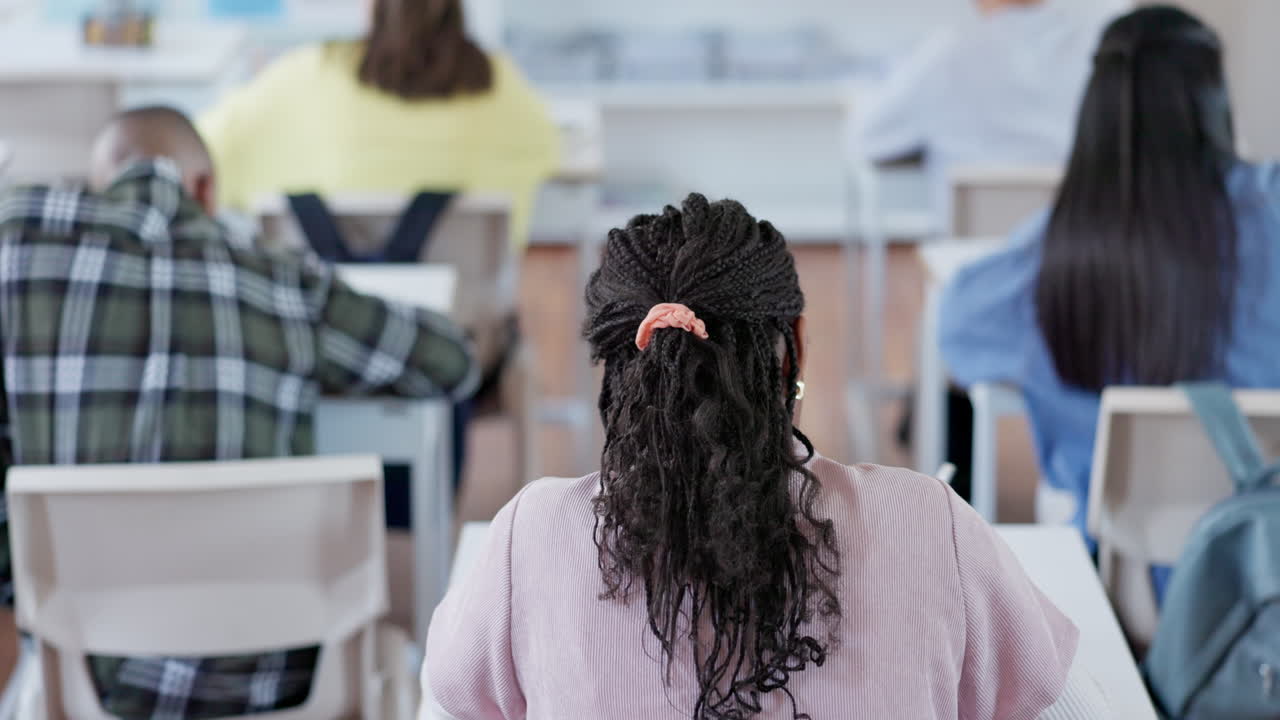 la espalda, la educación y los niños en un aula