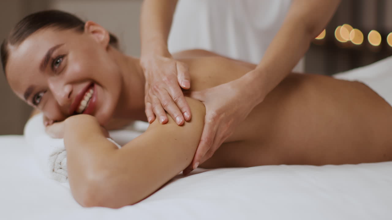 mujer recibiendo un masaje de hombro en un spa