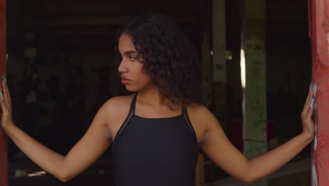 en un edificio cubierto con paredes llenas de graffiti, una joven en bikini se está divirtiendo