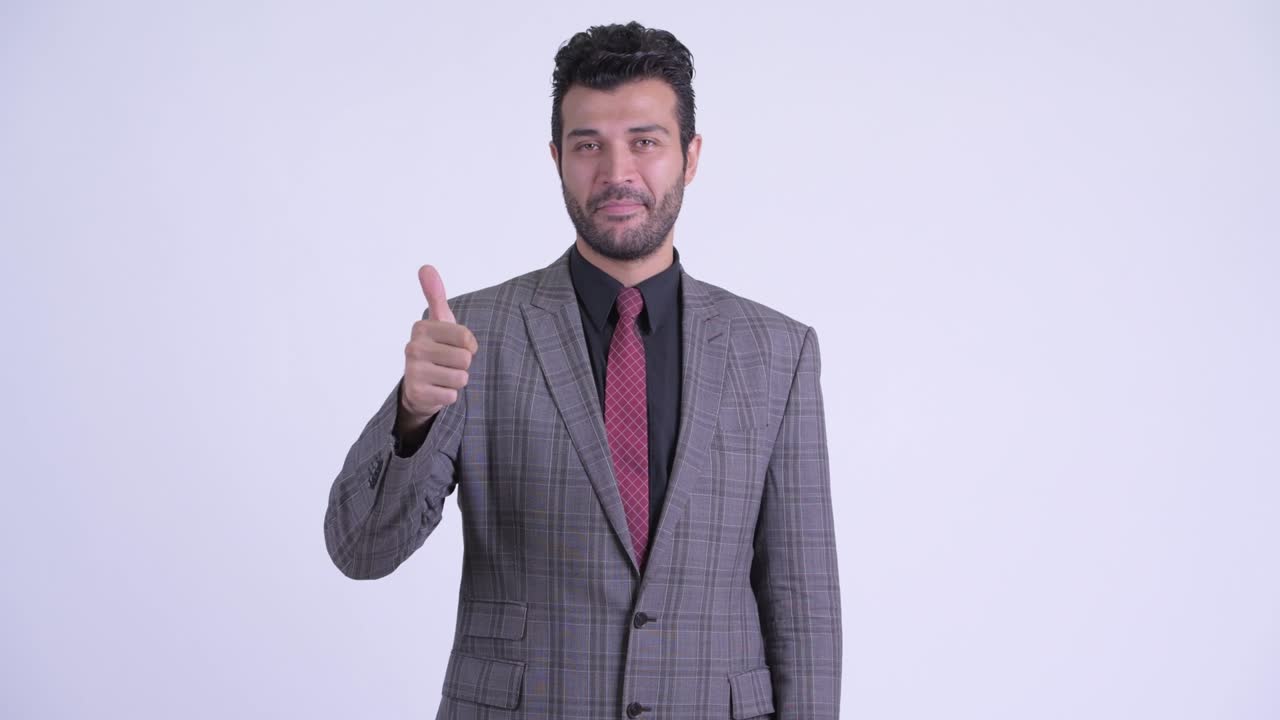 feliz guapo hombre de negocios persa barbudo en traje