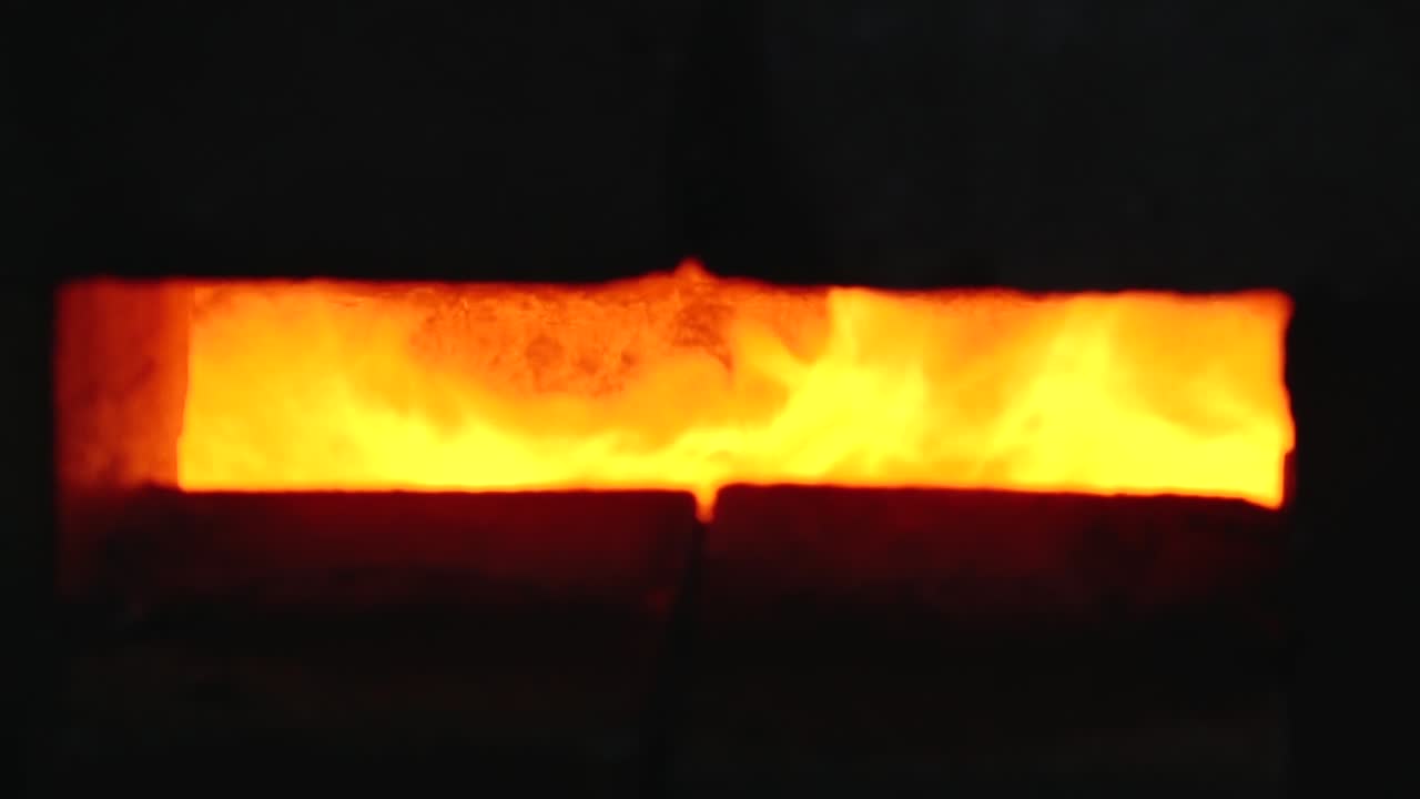 크고 강렬한 불꽃이 은 을 통해 보이는 오븐 내부에서 불타고 있습니다.