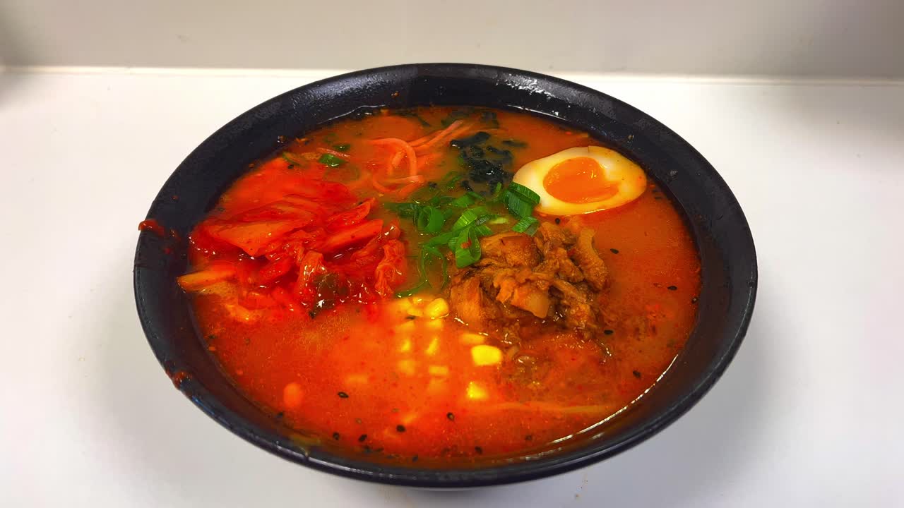 plato caliente de miso ramen recién hecho sopa de fideos picante japonesa en un cuenco
