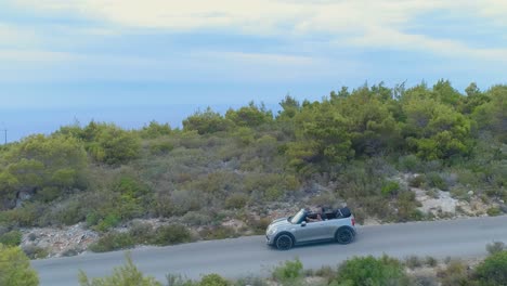 carretera de conducción costera mini convertible