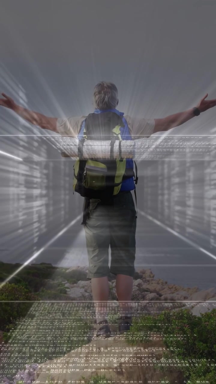 Video verticale: Escursionista che raggiunge una roccia, alzando le braccia, abbracciando la tecnologia con una sovrapposizione a tunnel di luce.