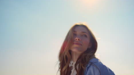 Portrait-of-beautiful-woman-in-sunlight.-Blue-eyed-girl-face-in-sunbeams-outdoor