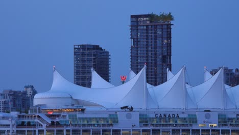 Canada-Place-Convention-Center-In-Der-Abenddämmerung-In-Vancouver,-Britisch-Kolumbien,-Kanada