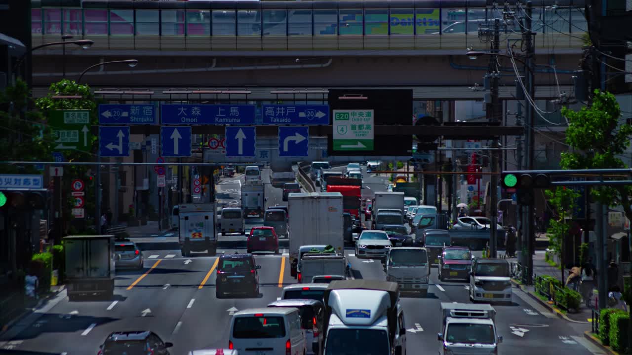 도쿄의 도시 거리에서 교통 체증의 타임 스 긴