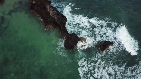 Relaxing-view-of-sea-calmly-waving-rock-formation-at-Watamu,-Kenya