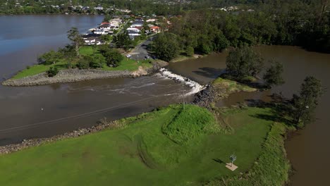 Oxenford,-Gold-Coast,-4.-Januar-2024-–-Kreisförmige-Luftaufnahmen-Des-Coomera-River-Und-Des-Damms-Mit-Zurückgehendem-Hochwasser-Der-Januarstürme