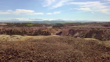 Drohnenaufnahmen-Einer-Farbenfrohen-Mine-Mit-Kupfernen-Felsformationen