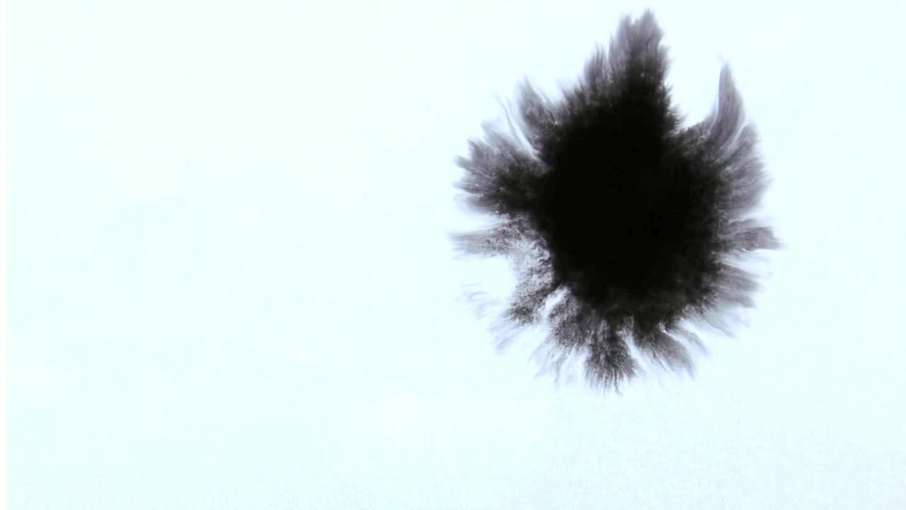 Inchiostro nero astratto che si diffonde su sfondo bianco