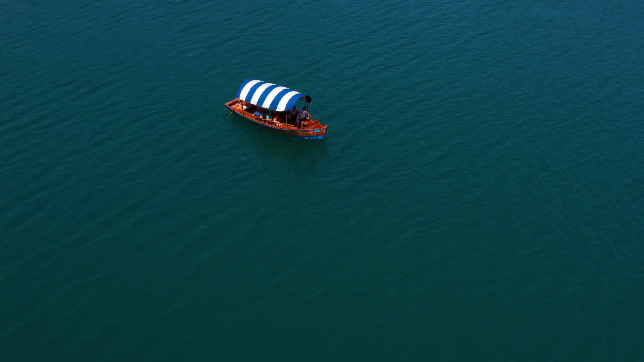 슬로베니아의 블레드 호수에서 플레트나 로잉 보트를 타고 항해하는 관광