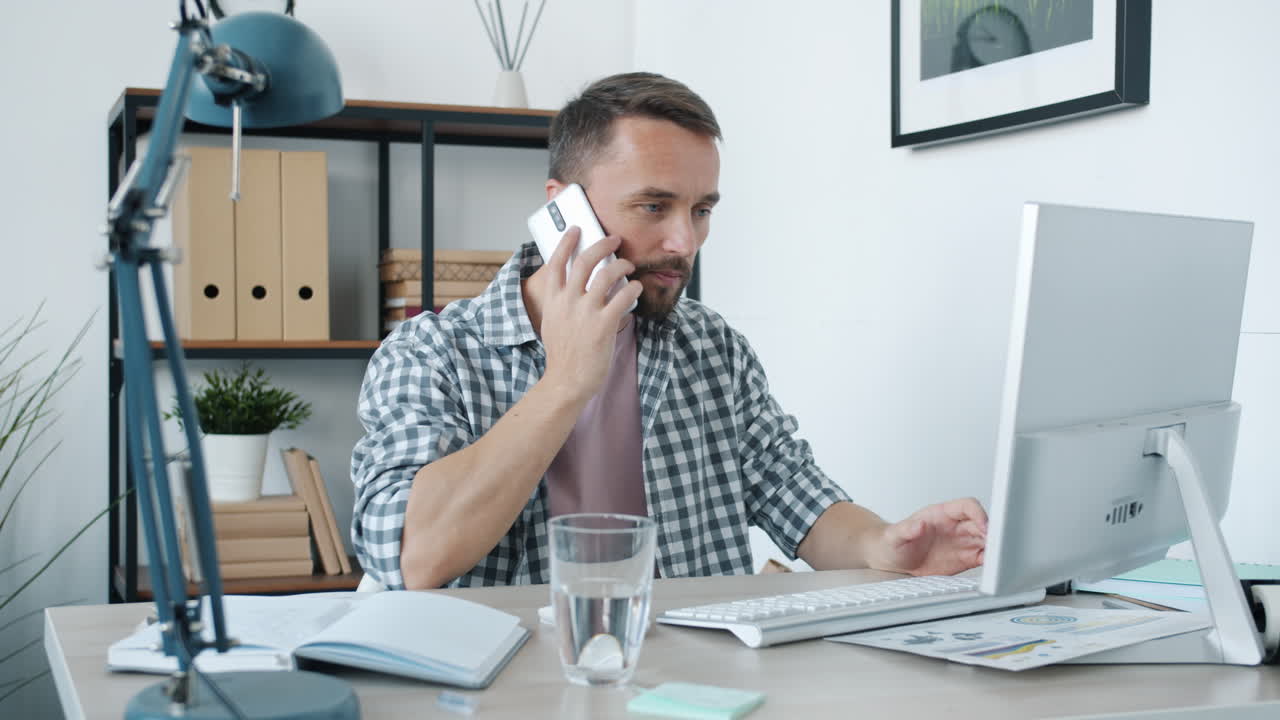 Distraheret far, der arbejder hjemmefra