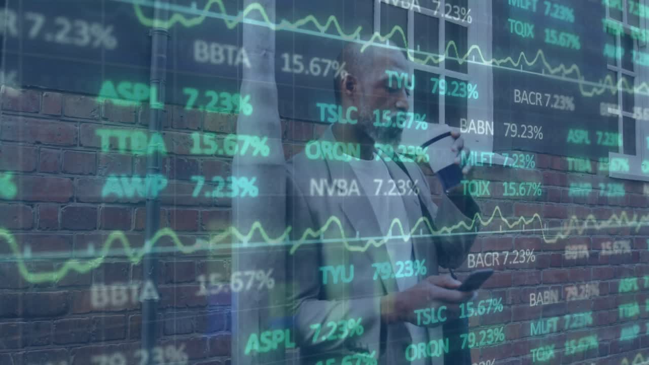 Animasjon av finansdatabehandling over en afroamerikansk mann som bruker smarttelefon på gaten.