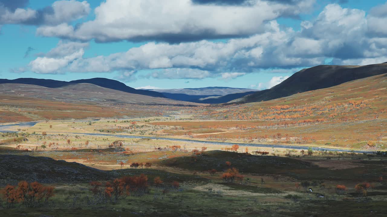 un camino estrecho conduce a través del desolado paisaje de la tundra