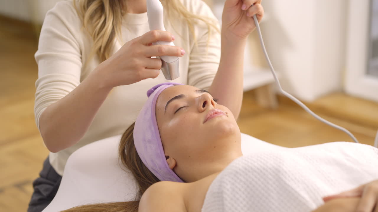 mujer que recibe tratamiento facial