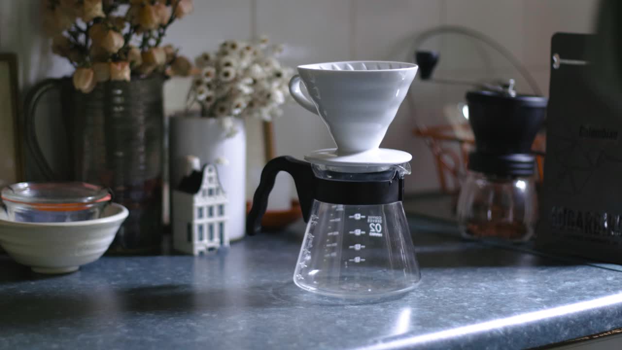 아늑한 주방 조리대에 있는 커피 서버에 손으로 v60 배치