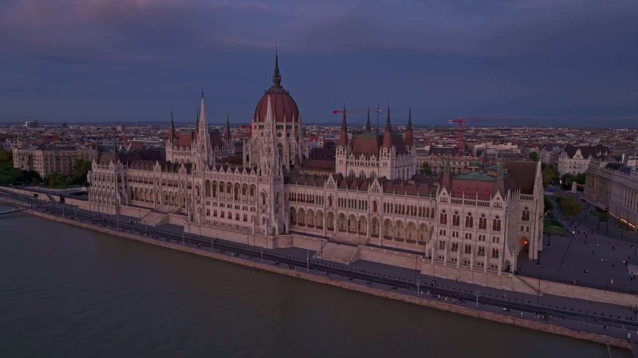 Vista aerea del Palazzo del Parlamento Ungherese al crepuscolo a Budapest