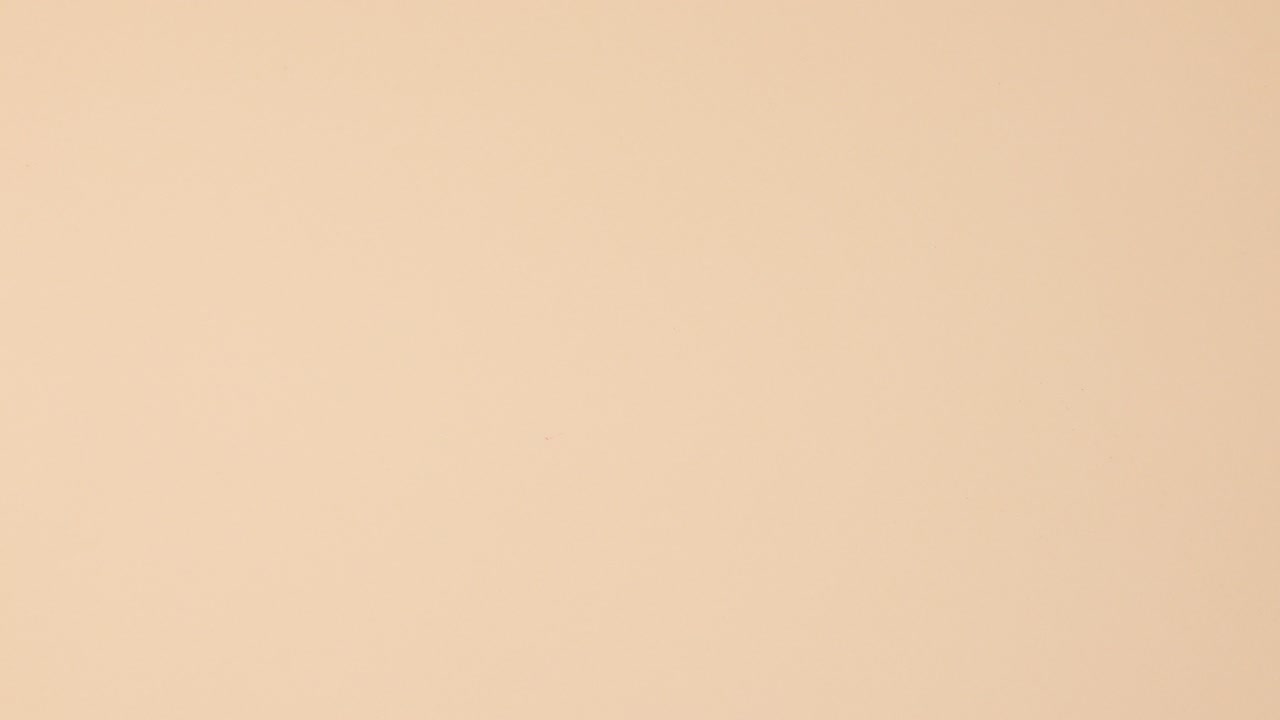 las botellas de esmalte de uñas aparecen alrededor de las muestras de color de manicura en fondo beige.