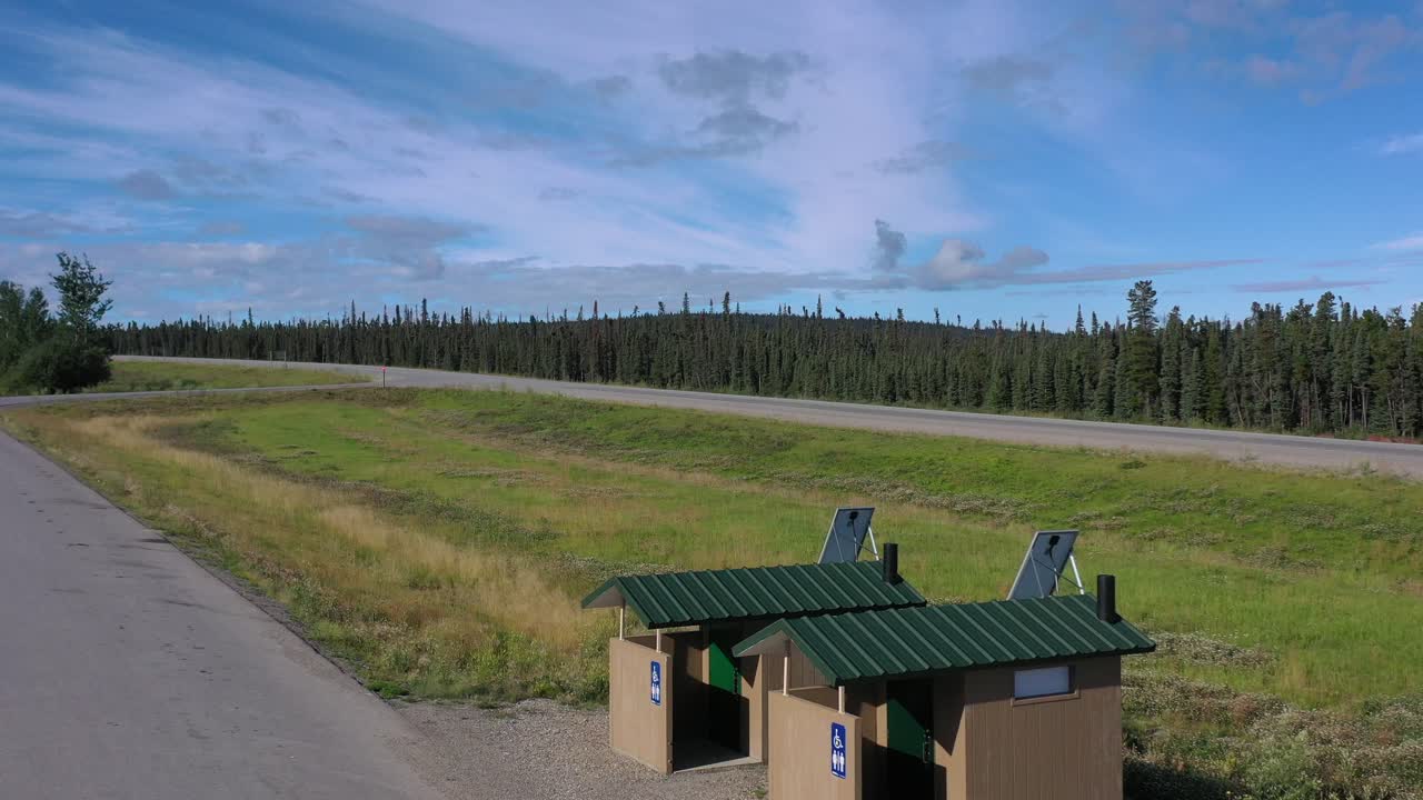 una toma de avión no tripulado de la autopista de alaska captura la belleza del desierto del norte de la columbia británica