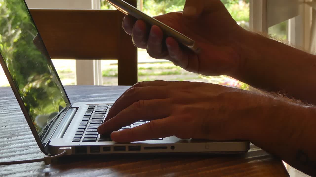 trabajando en casa con una computadora portátil