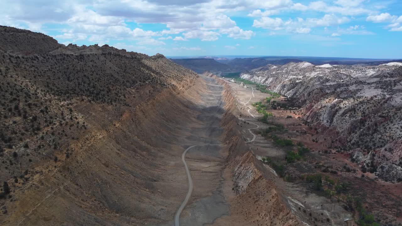 desierto semiárido con paisaje montañoso en utah, estados unidos